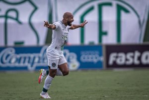 Fellipe Bastos analisa diminuição de gols de falta no futebol brasileiro e projeta confronto contra CRAC: “gramado muito difícil”