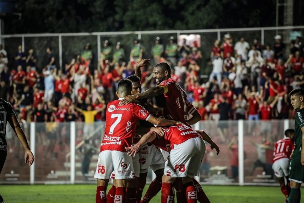 Vila Nova comemora vitória contra o Guarani por 2 a 1 pelo Campeonato Brasileiro