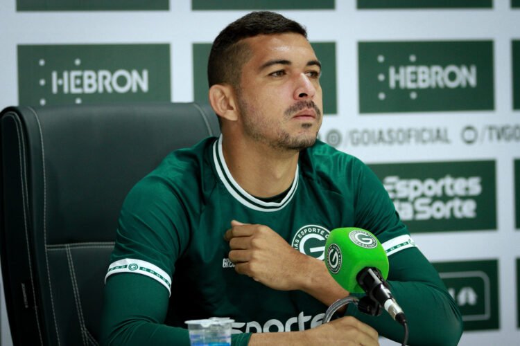 Bruno Melo é apresentado pelo Goiás e se coloca à disposição de Guto Ferreira: “seja na lateral ou na zaga, vou dar conta do recado”