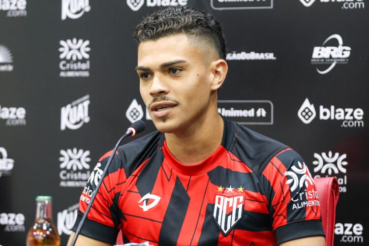 De contrato renovado, Igor Ribeiro celebra estreia com a camisa do Atlético-GO e agradece cuidado do departamento médico
