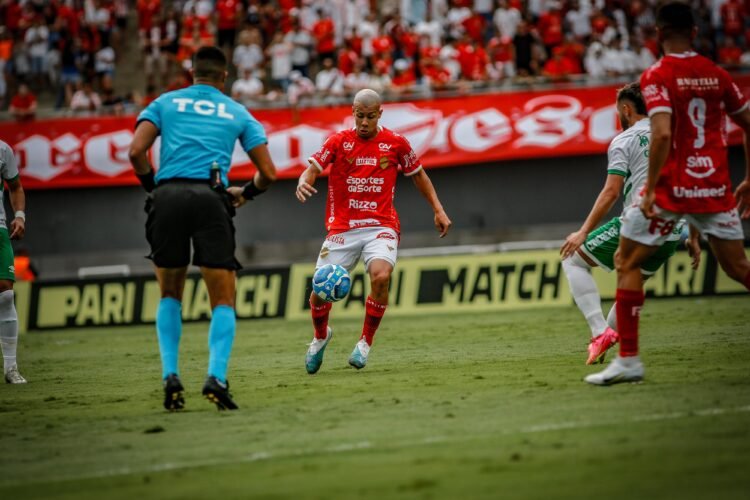 Com gol polêmico anulado, Vila Nova e Chapecoense empatam sem gols no Serra Dourada
