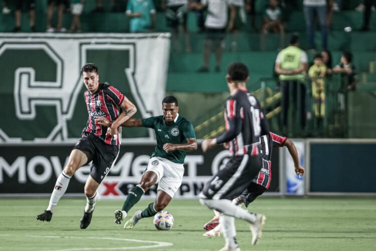 Juninho fala sobre primeiro gol com a camisa do Goiás e recebe elogios de Zé Ricardo: "tenho certeza que ele tem muito a crescer"