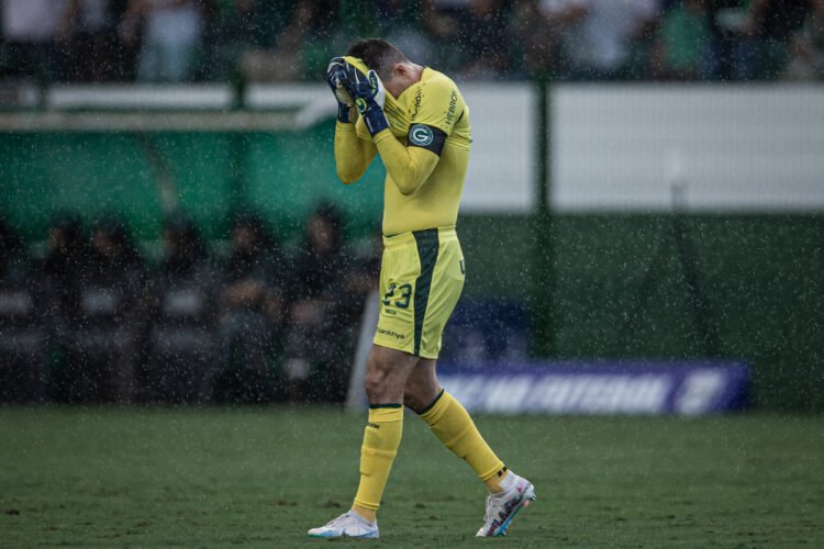 Eliminado invicto! Após empate no tempo normal, Goiás é superado pelo Goiânia nos pênaltis e dá adeus ao Campeonato Goiano