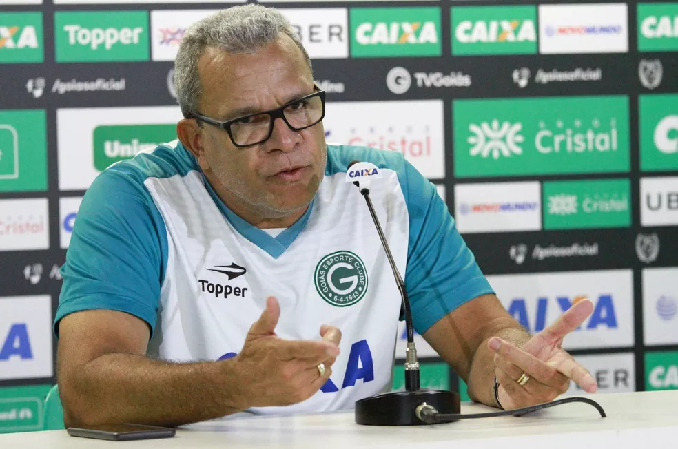 Após especulação de procura por Hélio dos Anjos, Goiás pode estar próximo de acertar com outro técnico; confira detalhes