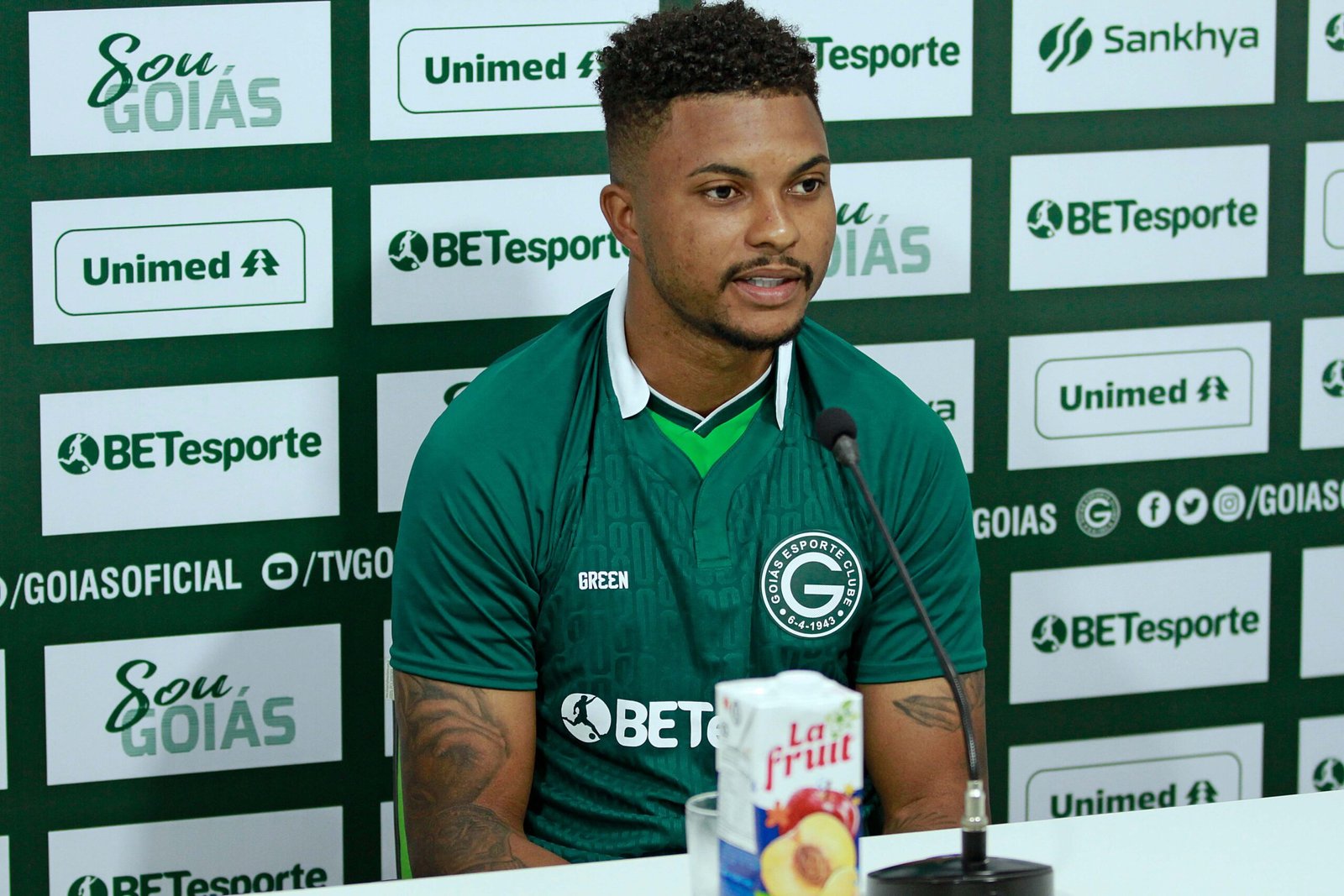 Apresentado, Lucas Ribeiro diz estar bem para jogar e estipula meta para uma sequência de partidas no Goiás