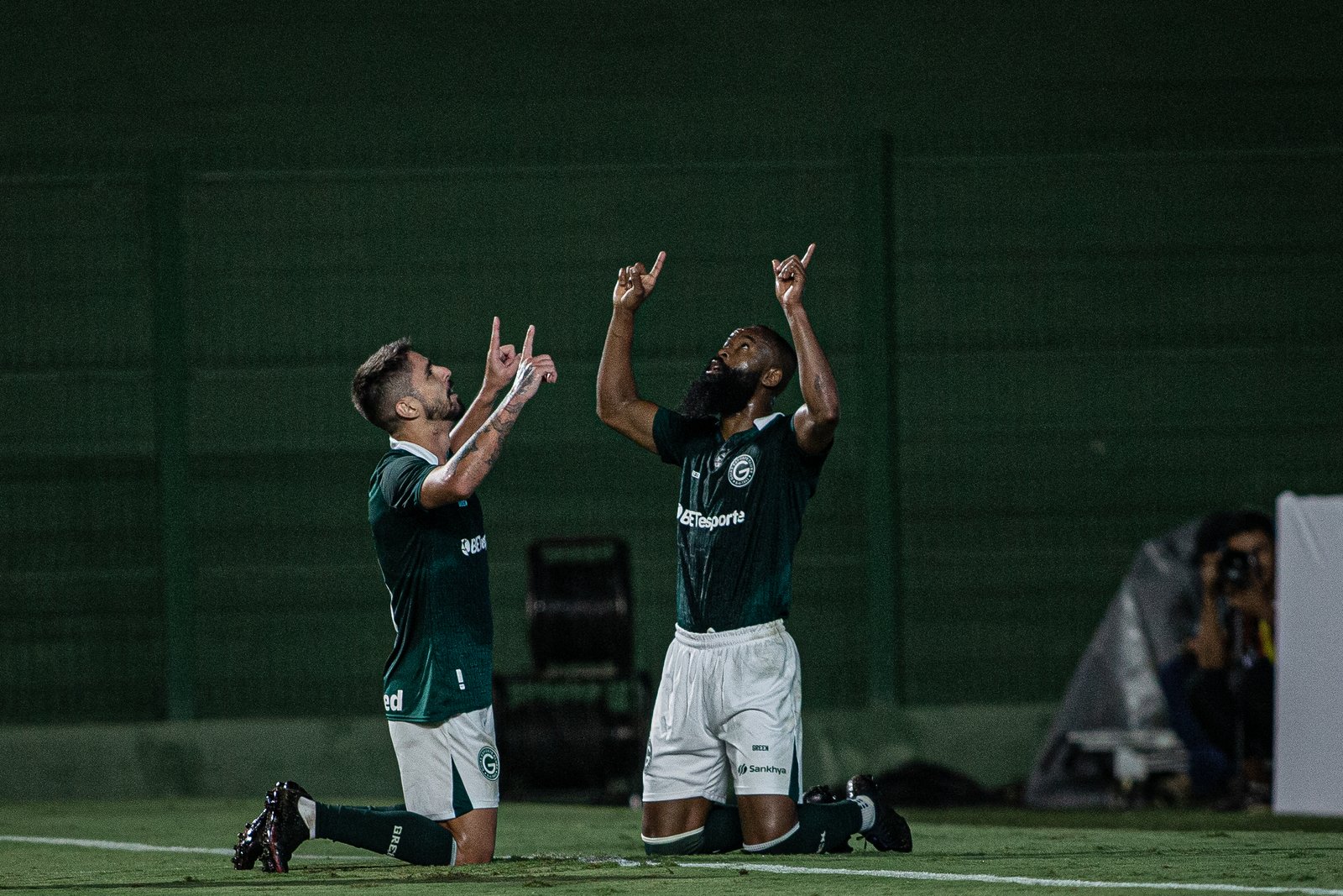 Vitória em casa! Tadeu defende pênalti e Goiás derrota Ponte Preta na Serrinha